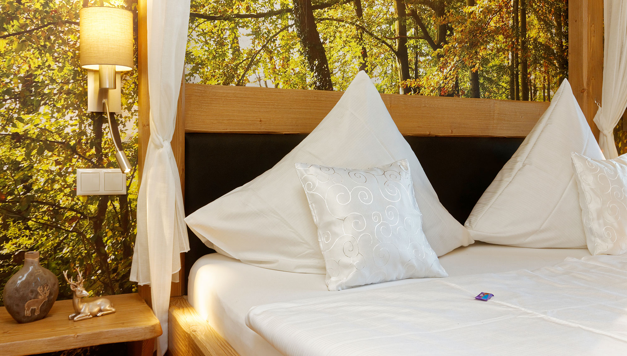 komfortable Zimmer mit Doppelbetten im Hotel Bayern